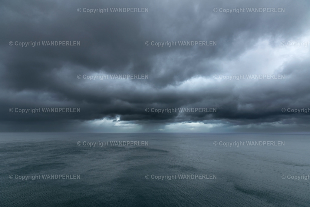 Seascape I | Blick über das stürmische Meer - Realisiert mit Pictrs.com