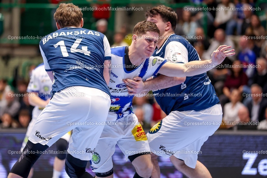 BHC11122501047 | 11.12.2025, Handball, HBL, Bergischer HC - ThSV Eisenach, Unihalle Wuppertal: Vukasin Antonijevic (Eisenach #41) wird von Gerdas Babarskas (BHC #14) und Aron Seesing (BHC #49) festgemacht 