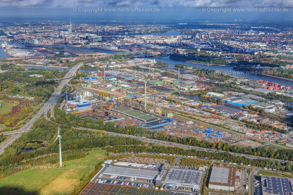 Hamburg_Peute_Aurubis_Kupfer_Hütte_ELS_4173081022 | HAMBURG 08.10.2022 Gebäude und Produktionshallen Kupferhütte " Aurubis " auf dem Werksgelände am Müggenburger Hauptdeich Peute in Hamburg, Deutschland. Weiterführende Informationen bei: Aurubis AG. // "Aurubis" copper works and production halls on the factory premises on the Mueggenburg main dike Peute in Hamburg, Germany. Further information at: Aurubis AG. Foto: Martin Elsen