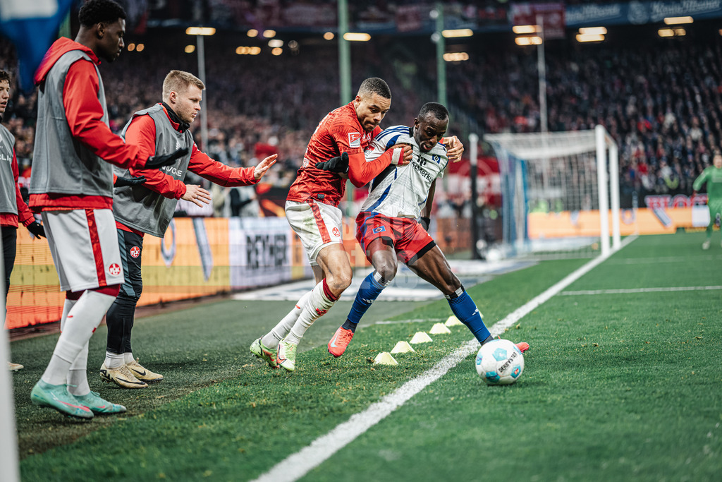 Fußball | Männer | Saison 2024/2025 | 2. Fußball-Bundesliga | 23. Spieltag | Hamburger SV vs. 1. FC Kaiserslautern | 21.02.2025 | v.l. Jan Gyamerah (#32, 1. FC Kaiserslautern) gegen Jean-Luc Dompe (#7, HSV)