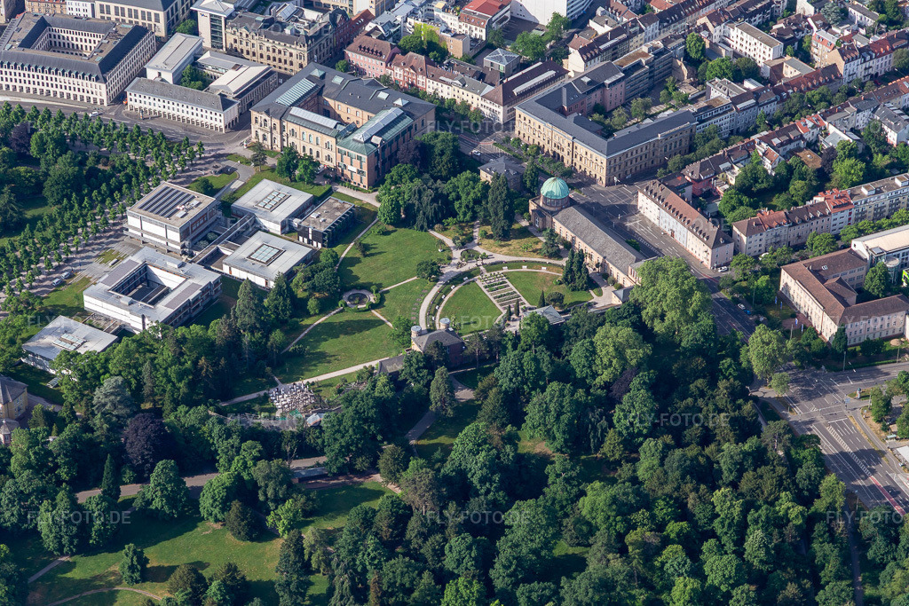 Luftbild: Bundesverfassungsgericht beim Botanischer Garten Karlsruhe im Ortsteil Innenstadt-West in Karlsruhe im Bundesland Baden-Württemberg in Deutschland. Foto: IMG_131583.jpg vom 22.05.2022 durch Werner Riehm/FLY-FOTO.deWWW.BUNDESVERFASSUNGSGERICHT.DE