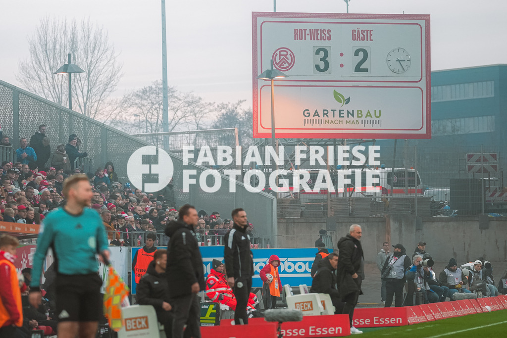 GER Rot-Weiss Essen vs. SSV Ulm, Fussball, 3. Liga, Spieltag 19, Saison 2025/2026, 20.12.2025 | GER Rot-Weiss Essen vs. SSV Ulm, Fussball, 3. Liga, Spieltag 19, Saison 2025/2026, 20.12.2025Foto: Fabian Friese - Realisiert mit Pictrs.com