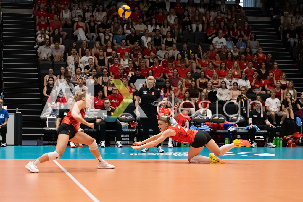 Austria v Switzerland - CEV European League Women | KRIENS, SWITZERLAND - JUNE 14: MERET AARDEN and MÉLINE PIERRET of Switzerland defending during the CEV European League match between Austria and Switzerland at Pilatus Arena on June 14, 2026 in Kriens, Switzerland. - Realisiert mit Pictrs.com
