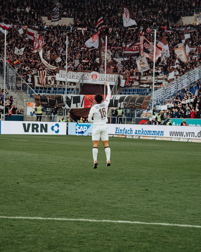 FCS00377 | Der offizielle Shop für FC St. Pauli Fotos. Wähle aus Spielszenen & Fanmomenten dein FCSP Wunschformat. Wir liefern Millerntor-Atmosphäre.