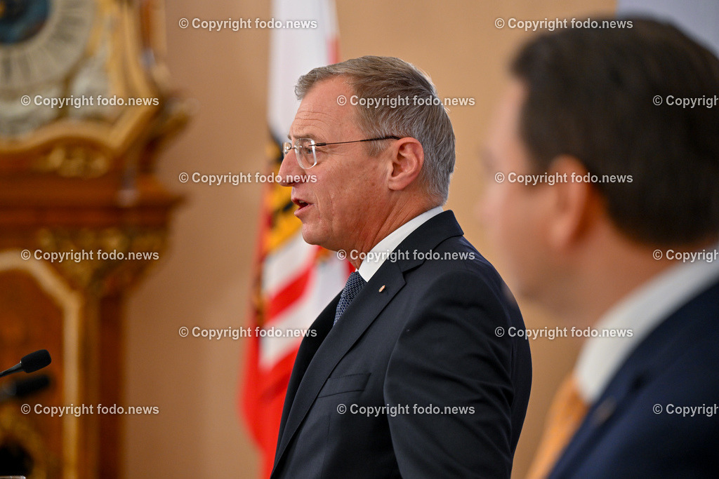 Pressekonferenz Land Ooe_ Praesentation Landeshaushalt 2024_ 07.11.2023-27 | 07.11.2023, Landhaus Linz, AUT, Pressekonferenz Land Ooe, Praesentation Landeshaushalt 2024 - Menschen entlasten. Wirtschaft foerdern, im Bild LH Thomas Stelzer (VP)