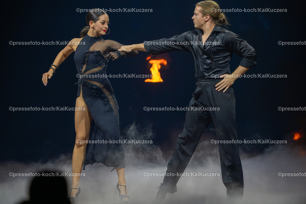 KKU26112401054 | 26.11.2024, xkkux, Düsseldorf, PSD-Bank Dome, Eindrücke rund um die Tanzshow LET'S DANCE - Die Live-Tournee 2024. Sänger Gabriel Kelly und Tänzerin Malika Dzumaev