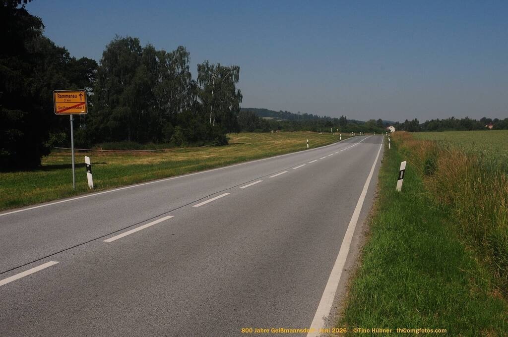 Geißmannsdorf-2026-Ortsbilder-170 | Geißmannsdorf bei Bischofswerda im Sommer 2026. Ein fotografischer Streifzug durch das Dorf Geißmannsdorf, mit Gebäuden, Straßen, Strohpuppen und geschmückten Vorgärten und Grundstücken anlässlich der 800-Jahr-Feier von Geißmannsdorf im Juni 2026 - Realisiert mit Pictrs.com