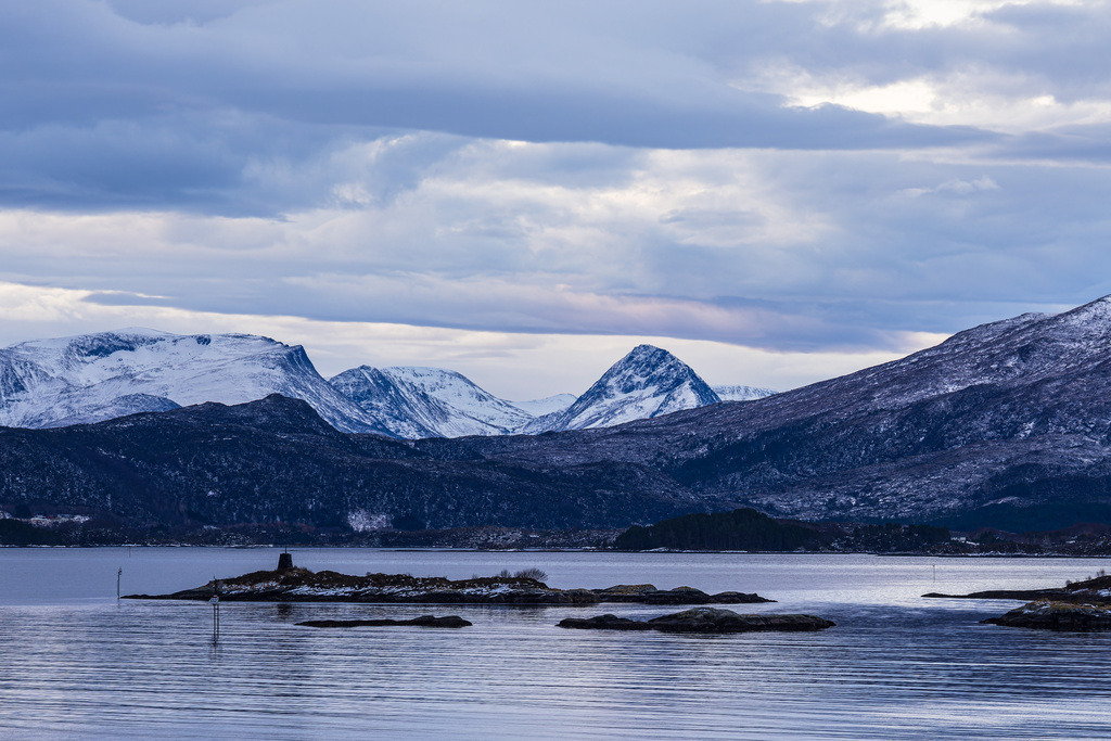 Berge und Felsen im Winter nahe Torvik in Norwegen | Berge und Felsen im Winter nahe Torvik in Norwegen.