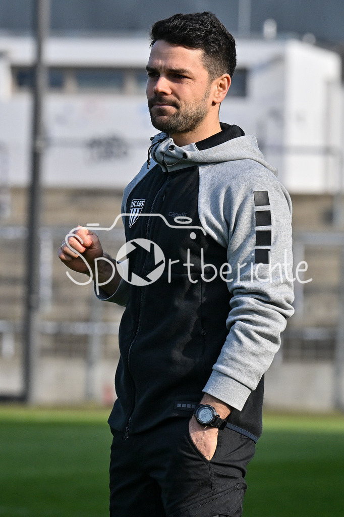 FC Bayern Amateure - 1. FC Schweinfurt 05 | Im Bild Schiedsrichter Lothar OSTHEIMER in Aktion / Einzelfoto / Freisteller / Regionalliga Bayern: FC Bayern Muenchen II - 1. FC Schweinfurt 1905, Gruenwalder Stadion am 22.02.2025