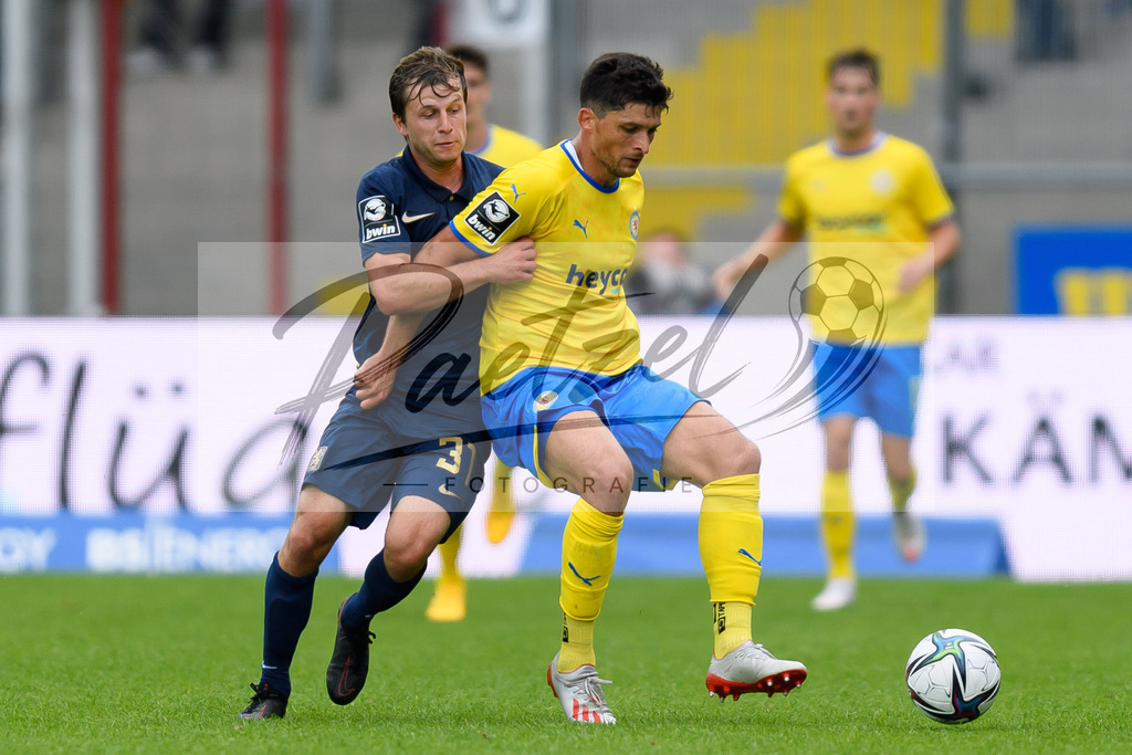 EBSTSV20210828_043 | Fussball, Herren: Richard Neudecker (TSV 1860 Muenchen) und Jannis Nikolaou (Eintracht Braunschweig) im Zweikampf beim Spiel der 3. Liga zwischen Eintracht Braunschweig und TSV 1860 Muenchen im Eintracht-Stadion am 28.08.2021 in Braunschweig, Deutschland.DFB / DFL REGULATIONS PROHIBIT ANY USE OF PHOTOGRAPHS AS IMAGE SEQUENCES AND/OR QUASI-VIDEO. - Realisiert mit Pictrs.com