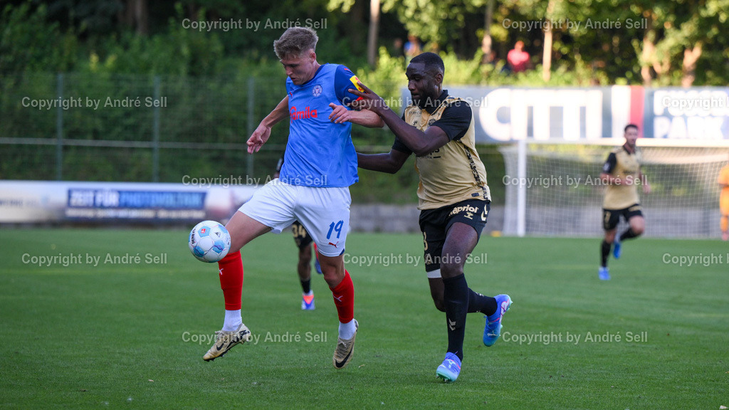 Holstein Kiel vs AS Saint-Etienne | Phil Harres (Kiel #19) / Mickaël Nade (Etienne #3)Testspiel: Holstein Kiel vs AS Saint-Etienne / Citti Fussball Park - Projensdorf / Kiel / 10.08.24 - Realisiert mit Pictrs.com
