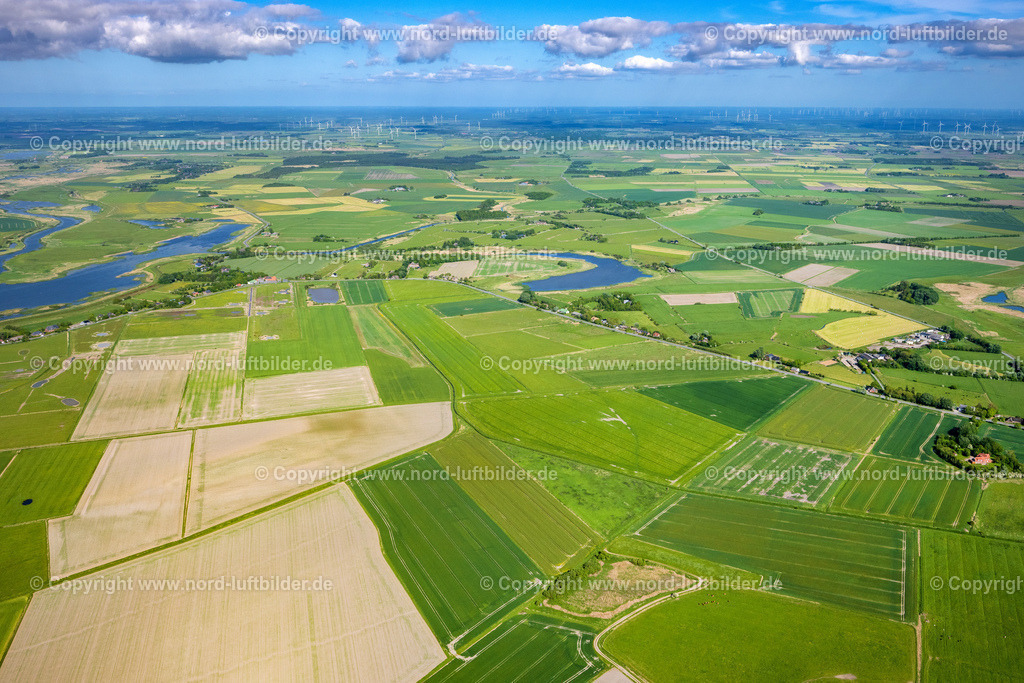 Neufedderbüll_ELS_0157300523 | AVENTOFT 30.05.2023 Landwirtschaftliche Nutzflächen und Feldgrenzen umsäumen das Siedlungsgebiet des Dorfes im Ortsteil Neufedderbüll in Aventoft im Bundesland Schleswig-Holstein, Deutschland. // Agricultural land and field boundaries surround the settlement area of the village in the district Neufedderbuell in Aventoft in the state Schleswig-Holstein, Germany. Foto: Martin Elsen