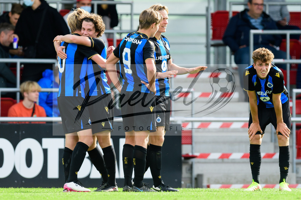 YLLEBR20210928_074 | Fussball, A-Junioren: Cisse Sandra (Club Brugge KV) Torjubel, jubelt mit seiner Mannschaft nach dem Treffer zum 1:2 beim Spiel der UEFA Youth League zwischen RB Leipzig und FC Bruegge im Stadion am Cottaweg am 28.09.2021 in Leipzig, Deutschland. - Realisiert mit Pictrs.com