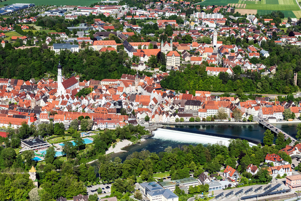 dr__0064843.jpg | LANDSBERG AM LECH 02.06.2021 Altstadtbereich und Innenstadtzentrum in Landsberg am Lech mit Lechwehr im Bundesland Bayern, Deutschland. // Old Town area and city center in Landsberg am Lech in the state Bavaria, Germany. Foto: Daniel Reiter