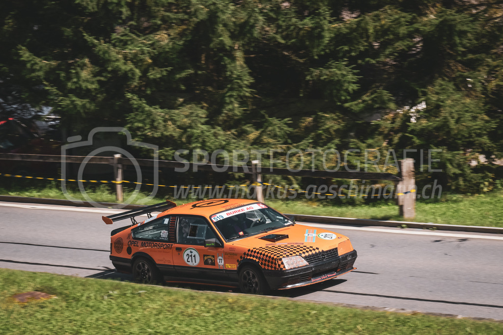 21. Arosa ClassicCar 2025 - 6. =September= 2025 | Tomy Lipfert aus Bäch (SUI) in einem Opel Monza GSE aus dem Jahre 1985 mit Startnummer 211 am Arosa ClassicCar 2025 in der Kategorie Classic Trophy..@arosaclassiccar, @arosa.official, #arosaclassiccar, #arosa, #76curves, #classiccarBild: Sportfotografie Markus Aeschimann | www.markus-aeschimann.ch - Realisiert mit Pictrs.com