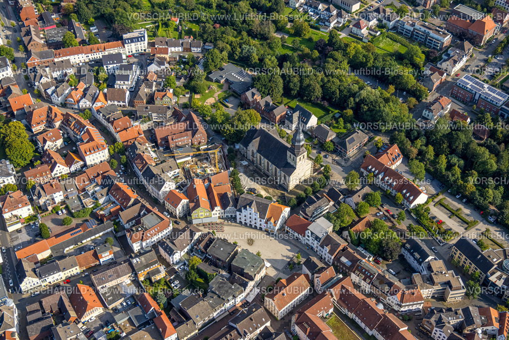 Beckum230804994 | Luftbild, Probsteikirche Sankt Stephanus, Marktplatz und historische Häuser, historisches Rathaus, Baustelle mit Neubau Wohngebäude an der Probsteigasse, Beckum, Münsterland, Nordrhein-Westfalen, Deutschland