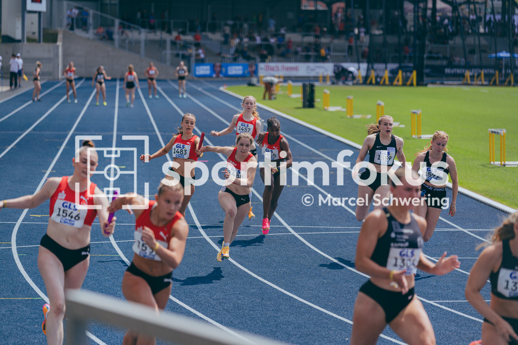 DM U23 U18 Bochum 2026 | Die Stabübergabe in der 4x100-Meter-Staffel bei den Deutschen Meisterschaften der U18 &amp; U23 2026 im Lohrheidestadion in Bochum-Wattenscheid. Im Fokus: LG Brillux Münster. - Realisiert mit Pictrs.com