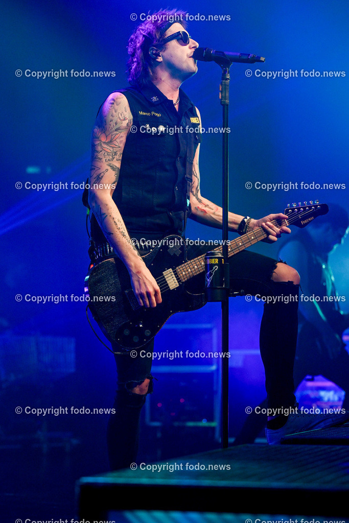 Posthof_ Turbobier_ Konzert_ 15.03.2024-72 | 15.03.2024, Linz, AUT, Posthof, Konzert Turbobier, im Bild Marco Pogo alias Dominik Wlazny (Saenger, Konzepter und Songwriter,  Gitarrist der oesterreichischen Punk-Rock-Band Turbobier, weiters Politiker der Bierpartei, Bezirksrat in Wien Simmering, Praesidentschaftskandidat, Arzt, Mediziner)