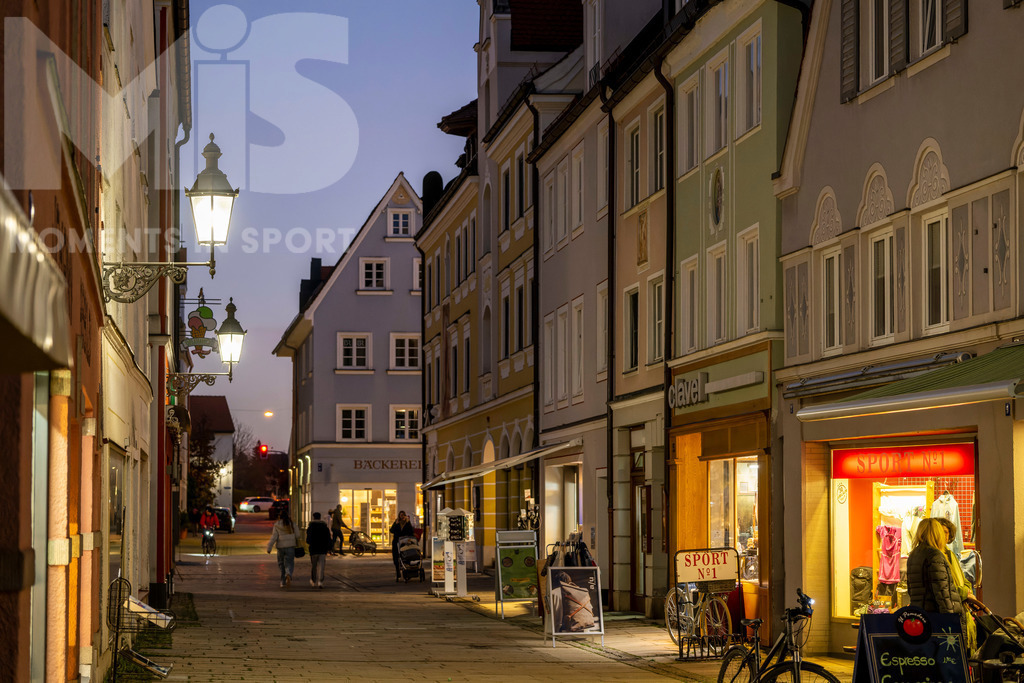 MIS_170320cm035.JPG | 11.11.2022, Mindelheim (Unterallgäu) Stadtansicht, Abenddämmerung in der historischen Altstadt, die Laternen leuchten noch.  - Realisiert mit Pictrs.com