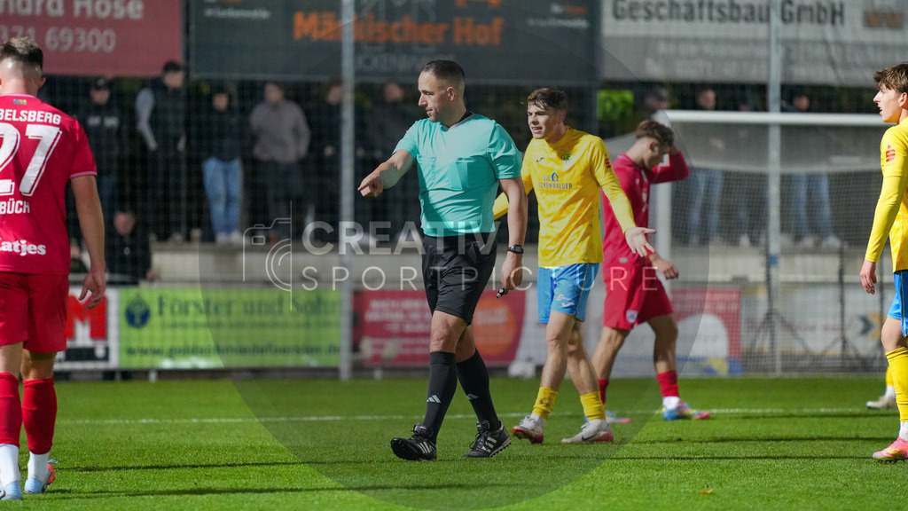 Fußball, Herren, Saison 2025/2026, Regionalliga Nordost, 13. Spieltag, FSV 63 Luckenwalde vs. SV Babelsberg 03, Freitag 24.10.2025, Werner-Seelenbinder-Stadion Luckenwalde, | Fußball, Herren, Saison 2025/2026, Regionalliga Nordost, 13. Spieltag, FSV 63 Luckenwalde vs. SV Babelsberg 03, Freitag 24.10.2025, Werner-Seelenbinder-Stadion Luckenwalde, Im Bild: Schiedsrichter Henry Müller. - Realisiert mit Pictrs.com
