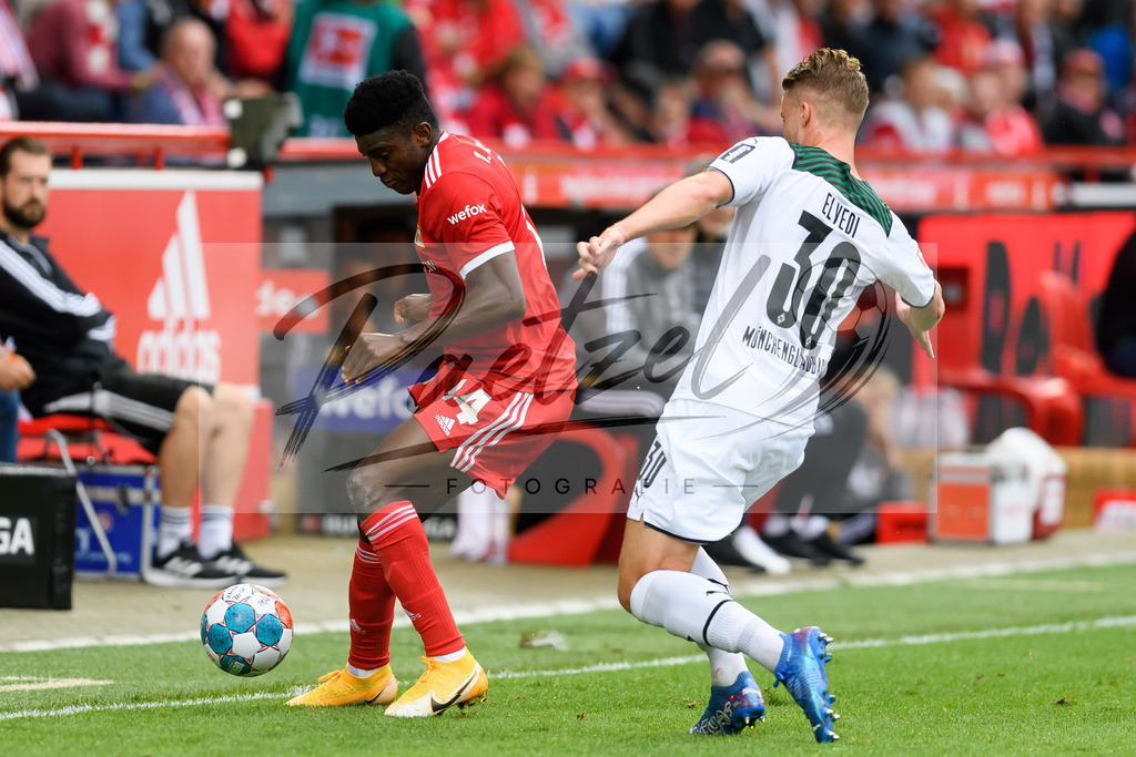 FCUBMG20210829_167 | Fussball, Herren: Taiwo Awoniyi (1.FC Union Berlin) und Nico Elvedi (Borussia Moenchengladbach) im Zweikampf beim Spiel der 1. Bundesliga zwischen 1. FC Union Berlin und Borussia Moenchengladbach im Stadion An der Alten Foersterei am 29.08.2021 in Berlin, Deutschland. - Realisiert mit Pictrs.com
