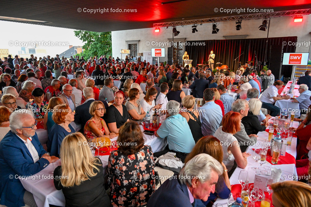 Bund Sozialdemokratischer AkademikerInnen Oberoesterreich_ rote Nacht 2023_ 06.07.2023-14 | 06.07.2023, Schloss Linz, AUT, Bund Sozialdemokratischer AkademikerInnen Oberoesterreich, rote Nacht 2023, im Bild Besucher der roten Nacht
