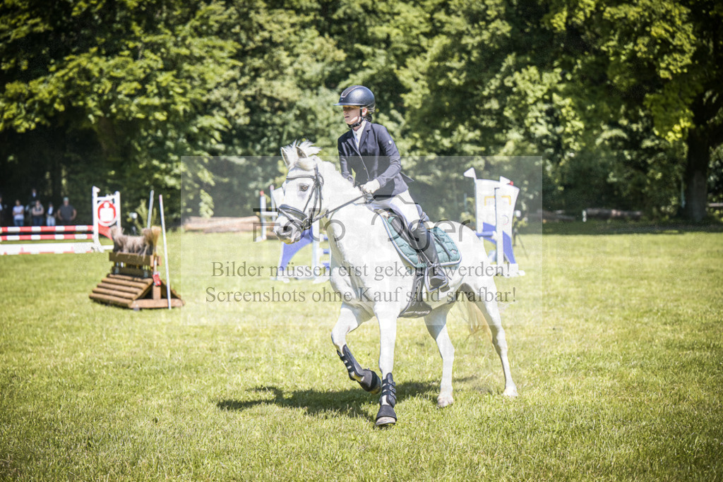 DOS_3055 | Entdecke hochwertige Reitturnierfotos von Foto Oger. Professionell, emotional und authentisch – jetzt Lieblingsmomente im Shop bestellen.Deutschlandweite Turnierfotografie. - Realisiert mit Pictrs.com