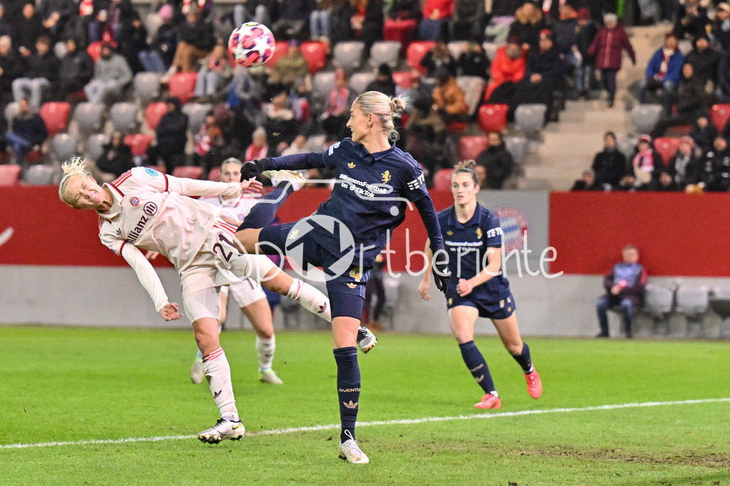 FC Bayern München Frauen - Juventus Turin Frauen | Pernille HARDER (FCB #21) hat die erste Chacne fuer die Bayern / Emma KULLBERG (Juventus FC Frauen 4) / Womens Champions League: FC Bayern Frauen - Juventus FC, FC Bayern Campus am 12.12.2024