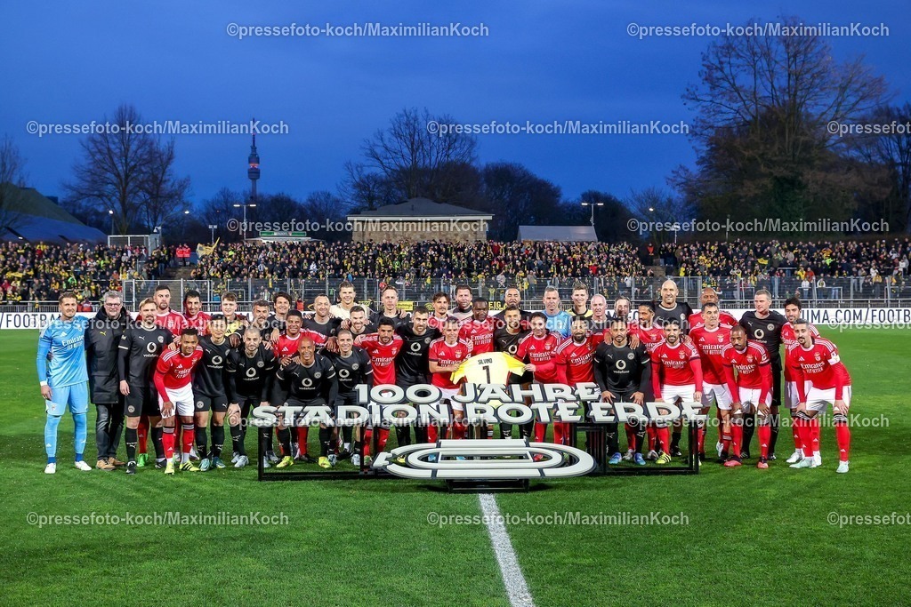 BVBL25032601042 | 25.03.2026, Fußball, Legendenspiel, Borussia Dortmund Legenden - Benfica Lissabon, Freundschaftsspiel, Stadion Rote Erde, Saison 2025 2026: Mannschaftsfoto Gruppenfoto beider Mannschaften zusammen vor dem Schriftzug 100 Jahre Stadion Rote Erde  DFB regulations prohibit any use of photographs as image sequences and or quasi-video.