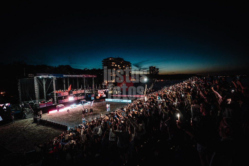 Beachvolleyball | Frauen | Deutsche Meisterschaften 2025 Timmendorfer Strand | 06.09.2025 | Handylichter in der Arena bei der Tribünenparty nach den Spielen