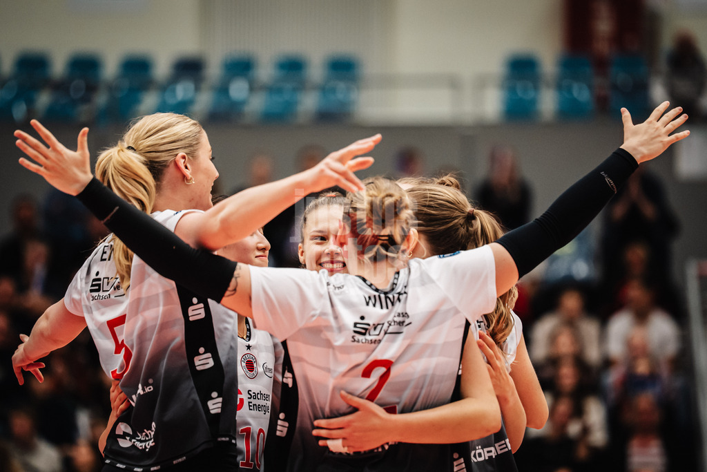 Volleyball | Frauen | Saison 2025/2026 | Volleyball Bundesliga | ETV Hamburger Volksbank Volleys vs. Dresdner SC | 15.11.2025 | Dresden jubelt, in der Mitte Mette Marleen Pfeffer (#12, Dresdner SC)