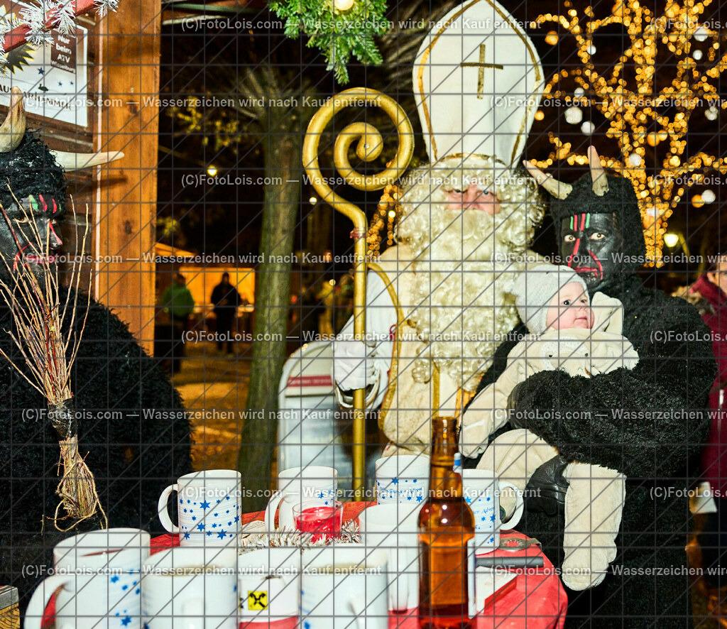 ALP7736_Wieselburger Advent_Nikolaus-Familie Grubmueller | (C)FotoLois.com, Alois Spandl, Wieselburger Advent im Schlosspark, Besuch durch den Hl. Nikolaus und seinen Krampussen, Sa 3. Dezember 2022.