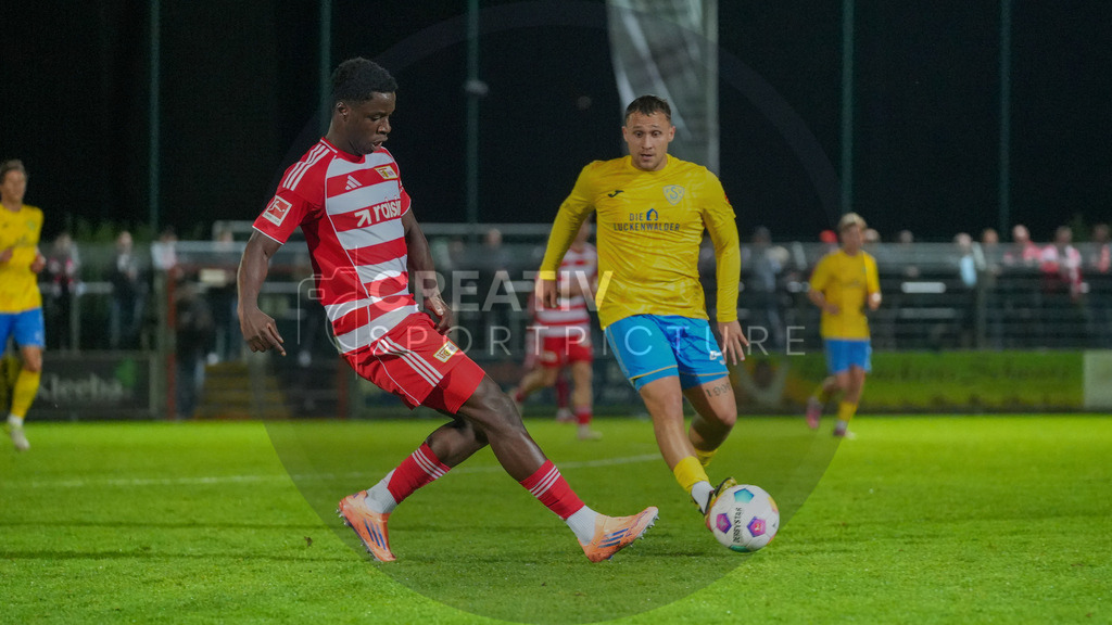 Fußball, Herren, Saison 2025/2026, Testspiel, Freundschaftsspiel, FSV 63 Luckenwalde vs. 1.FC Union Berlin, Mittwoch 08.10.2025, Werner-Seelenbinder-Stadion Luckenwalde, | Fußball, Herren, Saison 2025/2026, Testspiel, Freundschaftsspiel, FSV 63 Luckenwalde vs. 1.FC Union Berlin, Mittwoch 08.10.2025, Werner-Seelenbinder-Stadion Luckenwalde, Im Bild: Oluwaseun Ogbemudia (l. Union) und Lucas Will (r. Luckenwalde) - Realisiert mit Pictrs.com