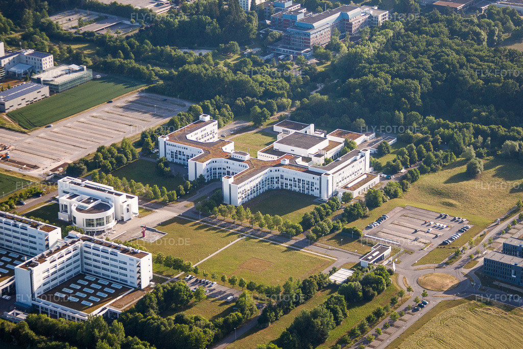 Luftbild: Gebäudekomplex des Institut Daimler TSS GmbH im Ortsteil Eselsberg in Ulm im Bundesland Baden-Württemberg in Deutschland. – Foto: IMG_67174.jpg vom 08.06.2014 durch Werner Riehm/FLY-FOTO.de – Auflösung des Originals: 4587 x 3058 px