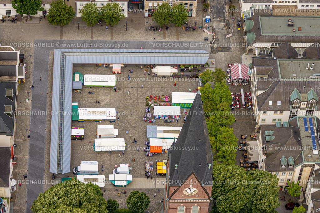 Arnsberg220601290 | Luftbild, Dom zu Neheim St. Johannes-Baptist
und Neheimer Markt, Wochenmarkt, Neheim, Arnsberg, Sauerland, Nordrhein-Westfalen, Deutschland