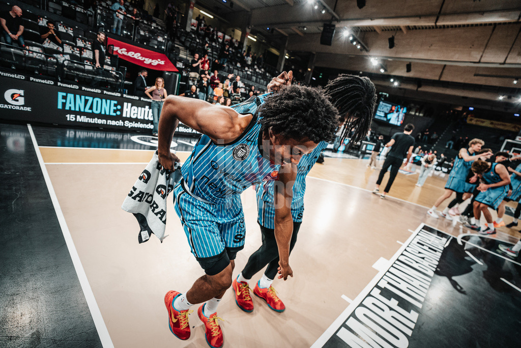 Basketball | Männer | Saison 2025/2026 | easyCredit Basketball Bundesliga | 13. Spieltag | Veolia Towers Hamburg vs. Rostock Seawolves | 22.04.2026 | v.l. Ross Williams (#34, Hamburg Towers) und Leonard Thorpe Jr. (#2, Veolia Towers Hamburg) feiern den Sieg