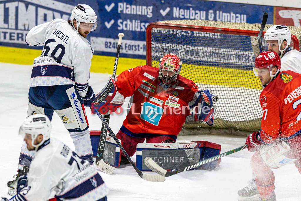 EC Peiting vs Blue Devils Weiden | Eishockey Oberliga Süd 2023/2024, EC Peiting vs Blue Devils Weiden, 20240126,
Andreas MAGG (ECP Goali 32) in Aktion,
2024-01-26 in Peiting (Eisstadion)
69 Robert HECHTL (BDW 69), 32 Andreas MAGG (ECP Goali 32), 27 Andreas FEUERECKER (ECP 27), 61 David ELSNER (BDW 61)
Copyright: WolfgangxLindner