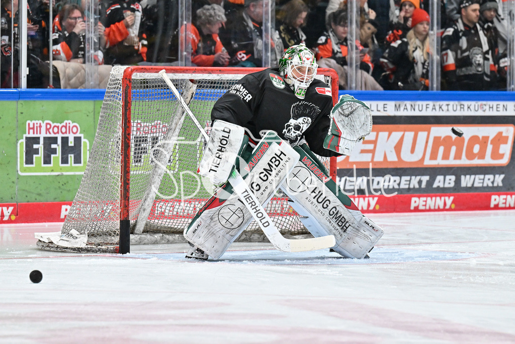 Löwen Frankfurt -Augsburger Panther | Im Bild Markus KELLER (Augsburger Panther #35) beim warmup vor der Partie / DEL: Loewen Frankfurt - Augsburger Panther, Eissporthalle Frankfurt am 14.02.2025