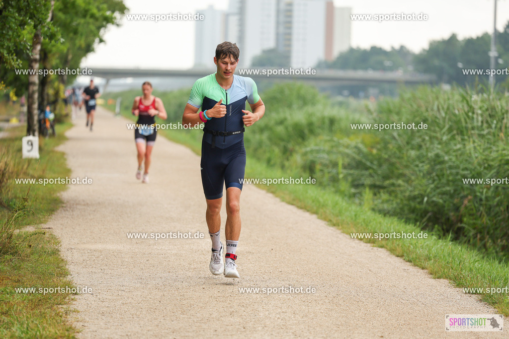 LUR_1890 | 34. M-net Erlanger Triathlon 2025 #erlangertriathlon  #mnettriathlon2025 #mnettriathlon #team #olympischedistanz #mitteldistanz #triathlon #maindonaukanal  #erlangertriathlon2025 #yourpictrs #tv1848 #tv1848erlangen  #triathlonbayern #sportinerlangen #demsportverbunden #sportshot_your_pictrs Copyright: www.sportshot.de