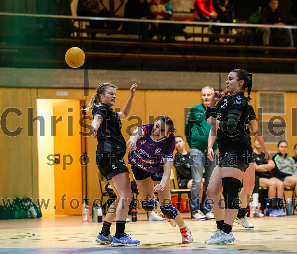 2024-02-10_041_SpVgg_Altenerding_gegen_SVA_Palzing | Erding, Deutschland, 10.02.2024:
Handball, Bezirksoberliga Frauen Altbayern 2023 / 2024, 14. Spieltag, SpVgg Altenerding gegen SVA Palzing, Endergebnis: 27:28

Julia Kranich (SpVgg Altenerding, #9), Daniela Huber (SVA Palzing, #31)

Foto: Christian Riedel / fotografie-riedel.net