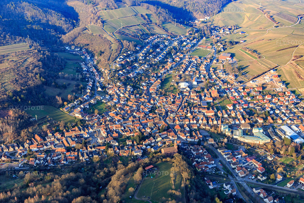 Luftbild: Ortsansicht aus Süden in Albersweiler im Bundesland Rheinland-Pfalz in Deutschland. Foto: IMG_105127.jpg vom 24.03.2018 durch Werner Riehm/FLY-FOTO.de