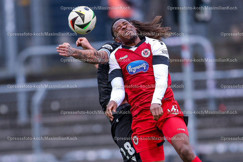 FCVK21122401040 | 21.12.2024, Fußball, FC Viktoria Köln – SV Sandhausen, 3.Liga, Sportpark Höhenberg, Saison 2024 2025: Dominic Baumann (Sandhausen #28) im Zweikampf gegen Enrique Lofolomo (Viktoria Köln #14) Kopfball KopfballduellDFB regulations prohibit any use of photographs as image sequences and or quasi-video.