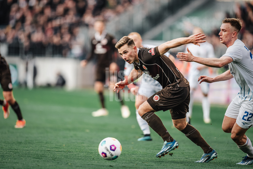 Fußball | Männer | Saison 2023/2024 | 2. Fußball-Bundesliga | 31. Spieltag | FC St. Pauli vs. FC Hansa Rostock | 26.04.2024 | Johannes Eggestein (#11, FC St. Pauli) löst sich von Jasper van der Werff (#22, FC Hansa Rostock)