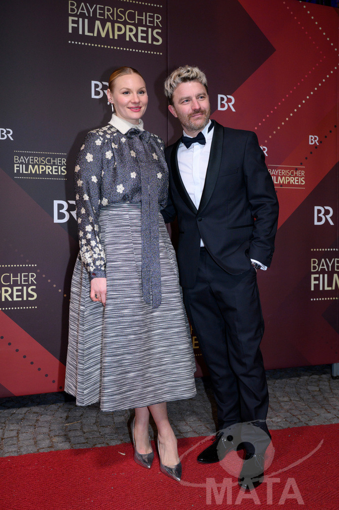 _DWI5362 | Friedrich Mücke und Rosalie Thomass bei der Verleihung des 47. Bayerischen Filmpreises 2026  im Prinzregententheater. München, Deutschland. Der Bayerische Filmpreis wird seit 1979 von der Bayerischen Staatsregierung verliehen, um die Bedeutung des Kinofilms als Kulturgut herauszustellen - Realisiert mit Pictrs.com