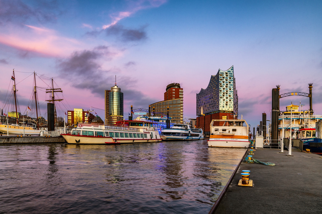 10250811 - Abendrot an der Elbphilharmonie | Kaufen Sie Hamburg Bilder und Hamburg Fotos auf Leinwand, Acrylglas, Alu-Dibond, oder als Poster in Hamburgs großer Onlinegalerie. Elbphilharmonie Bilder, Hamburger Hafen, Speicherstadt, Alster und viel mehr.