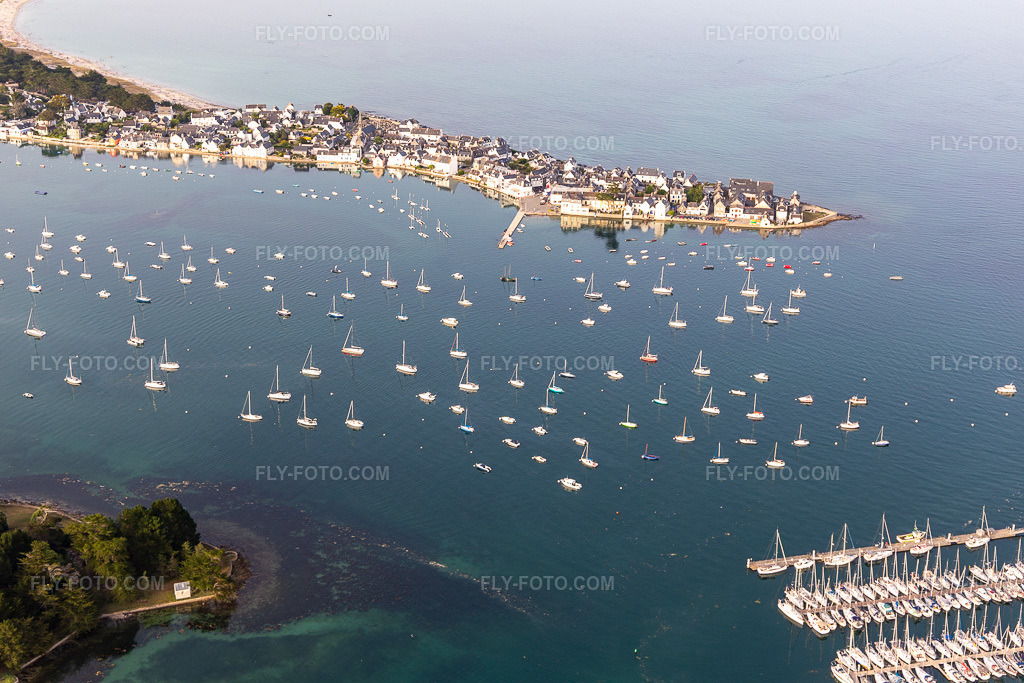 Aerial view: View of the town in Île-Tudy in the state Finistere, France. – Photo: IMG_132515.jpg taken on 06/17/2022 by Werner Riehm/FLY-FOTO.com – Resolution of the original: 5472 x 3648 px