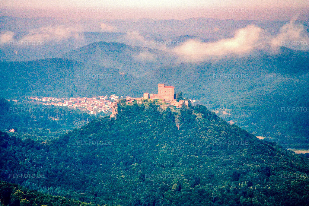 Luftbild: Burg Trifels von Westen im Ortsteil Bindersbach in Annweiler im Bundesland Rheinland-Pfalz in Deutschland. Foto: IMG_12026_1.jpg vom 31.07.2008 durch Werner Riehm/FLY-FOTO.de