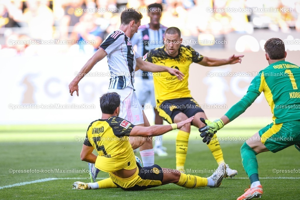 BVB10082501016 | 10.08.2025, Fußball, Borussia Dortmund - Juventus Turin, Testspiel, Signal Iduna Park, Saison 2025 2026: Ramy Bensebaini (BVB #05) verteidigt vor dem Tor   DFB regulations prohibit any use of photographs as image sequences and or quasi-video.