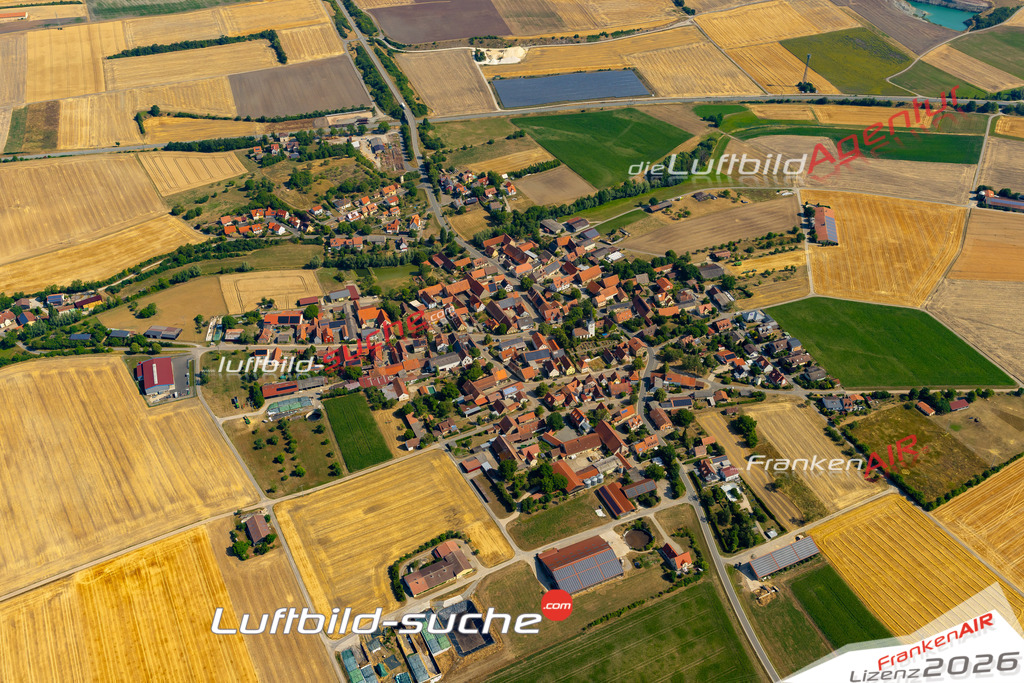 Das Luftbild zeigt : Hellmitzheim Iphofen - Die Luftaufnahme wurde 2023 vom UL-Flugzeug aus erstellt ( keine Drohne ) - Hochauflösende Luftaufnahme - Für grossformatige Ausdrucke geeignet. Die Geschenkidee !Mit Lizenz und Bildrechte bestellbar