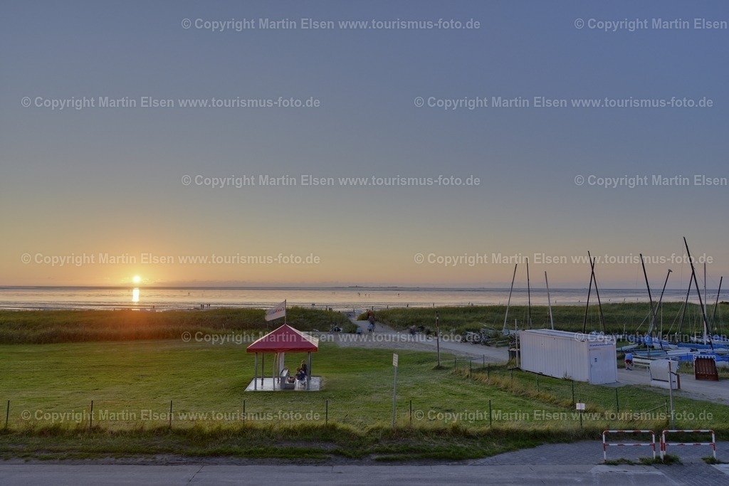 Cuxhaven_ELS_8782140831a | Cuxhaven - Aufnahmedatum: 26.08.2014, Aufnahmehöhe:  m, Koordinaten:  - , Bildgröße: 7360 x  4912 Pixel - Copyright 2014 by Martin Elsen, Kontakt: Tel.: +49 157 74581206, E-Mail: info@schoenes-foto.deSchlagwörter:Sonnenuntergang,Watt,Wattenmeer,Priele,Reiten,Reiter,Kurort,Wasser,Meer, - Realisiert mit Pictrs.com